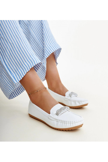 Biele mokasíny zdobené...