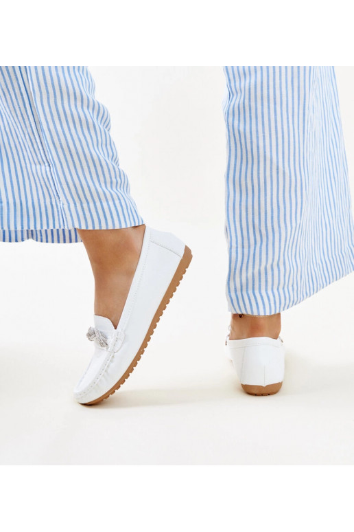 Biele mokasíny zdobené kryštálmi Adiba