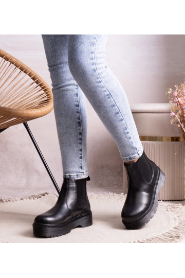 Čierne botky na platforme...