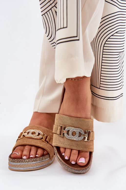 Dámske papuče Ze zlatej farbym Detalem s platformou s leskom Hnedá farba Eanes