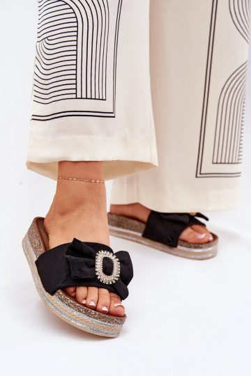 Dámske papuče s platformou so stuhami I Ozdobną Broszką čierna Lenela