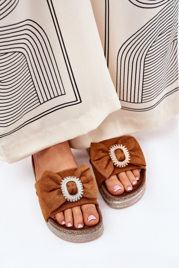 Dámske papuče s platformou so stuhami I Ozdobną Broszką Hnedá farba Lenela