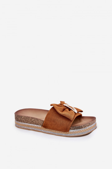 Dámske papuče s platformou so stuhami I Ozdobną Broszką Hnedá farba Lenela 2