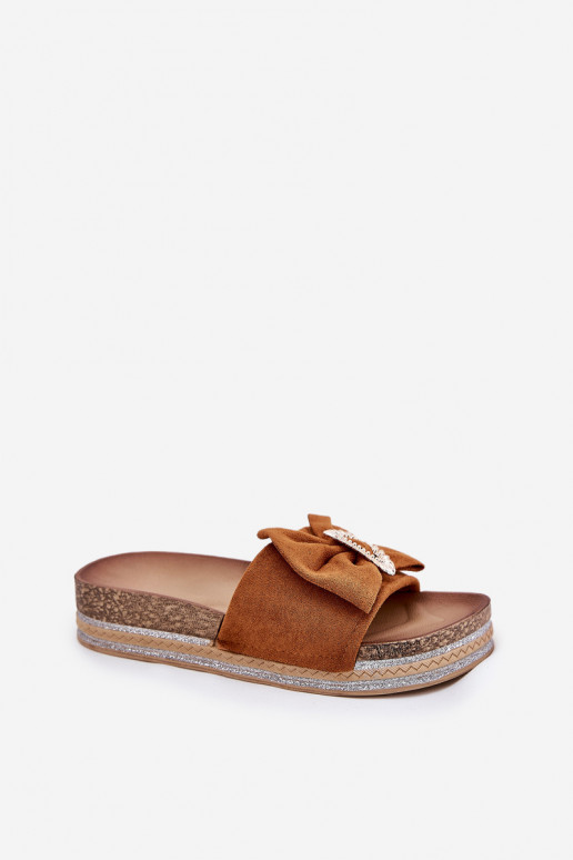 Dámske papuče s platformou so stuhami I Ozdobną Broszką Hnedá farba Lenela