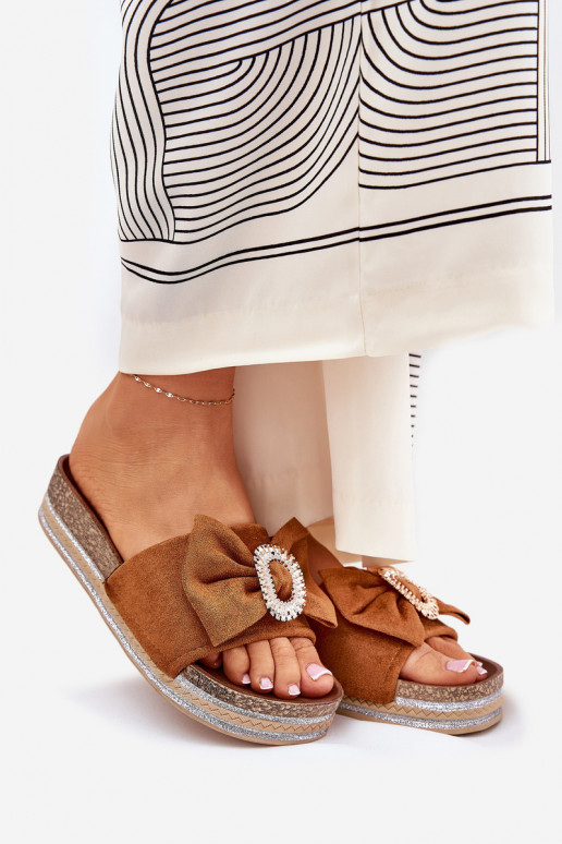 Dámske papuče s platformou so stuhami I Ozdobną Broszką Hnedá farba Lenela