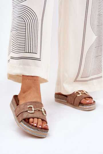 Dámske papuče s platformou so zlatými detailmi A trblietky khaki farby Morisela 2