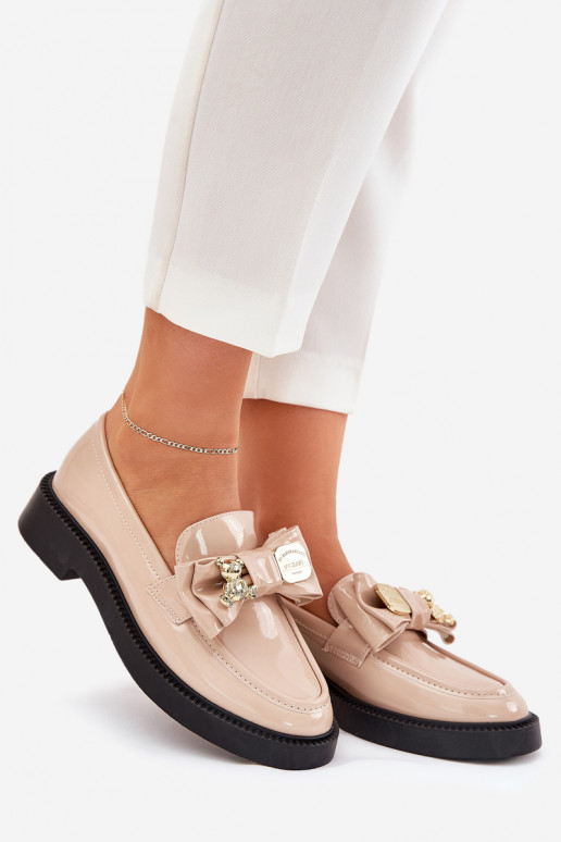 Lakované mokasíny so stuhami I Ozdobną Broszką béžová Leandriel