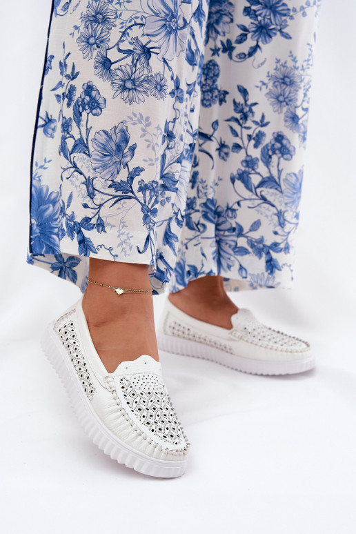 Kožené dámske mokasíny s prelamovanými prvkami Vinceza 88028 biela farba