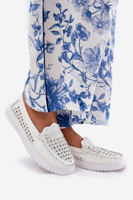 Kožené dámske mokasíny s prelamovanými prvkami Vinceza 88028 biela farba