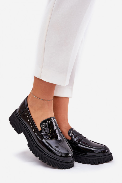 Moteriške mokasíny s lakovým efektom s dekoráciou čiernej farby