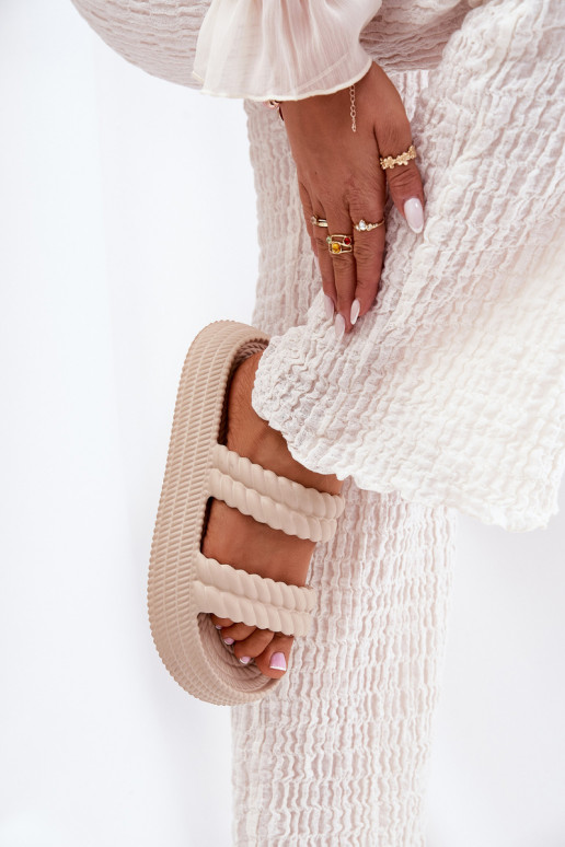 Ľahké papuče Jednoduché Dámske papuče s platformou S.Barski ZK51-001 béžová Ľahké papuče Jednoduché Dámske papuče s platformou S.Barski ZK51-001 béžová