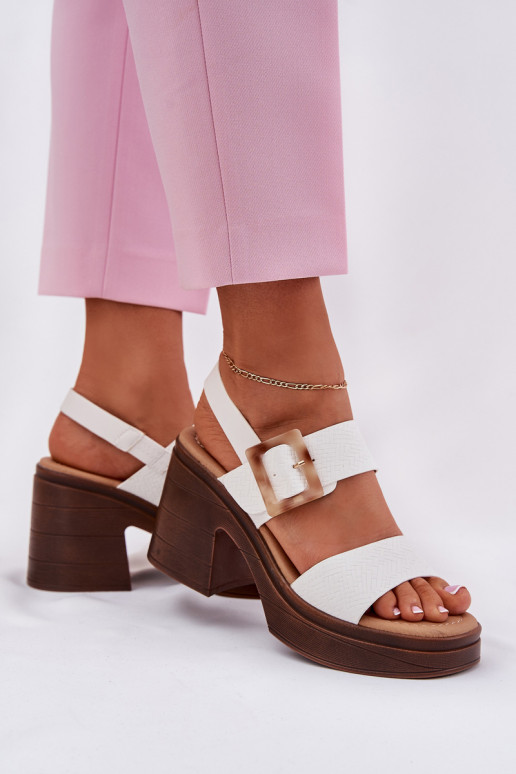 Dámske sandále Zapnuté masívnych opätkoch a platforma Vinceza 17387 biela farba