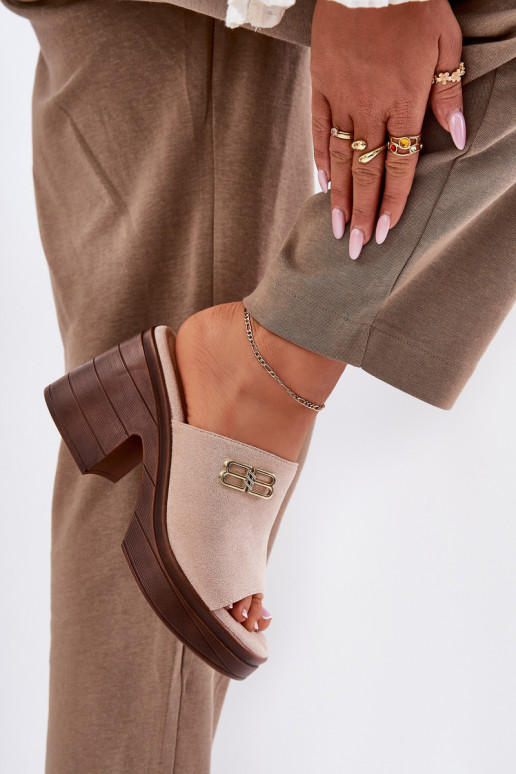 Dámske papuče Zapnuté masívnych opätkoch Ze zlatej farbym Detalem Vinceza 17400 béžová