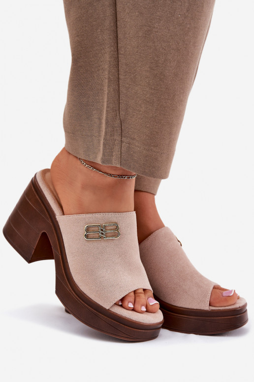 Dámske papuče Zapnuté masívnych opätkoch Ze zlatej farbym Detalem Vinceza 17400 béžová