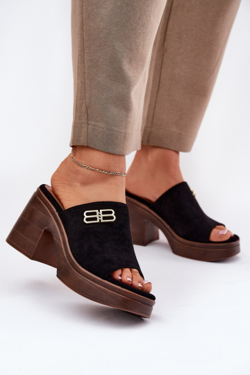 Dámske papuče Zapnuté masívnych opätkoch Ze zlatej farbym Detalem Vinceza 17400 čierna