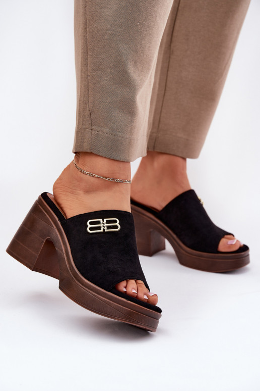 Dámske papuče Zapnuté masívnych opätkoch Ze zlatej farbym Detalem Vinceza 17400 čierna