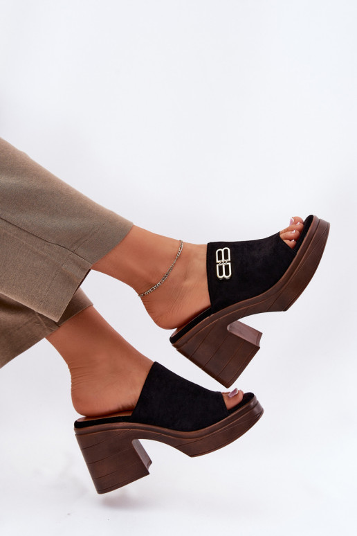 Dámske papuče Zapnuté masívnych opätkoch Ze zlatej farbym Detalem Vinceza 17400 čierna