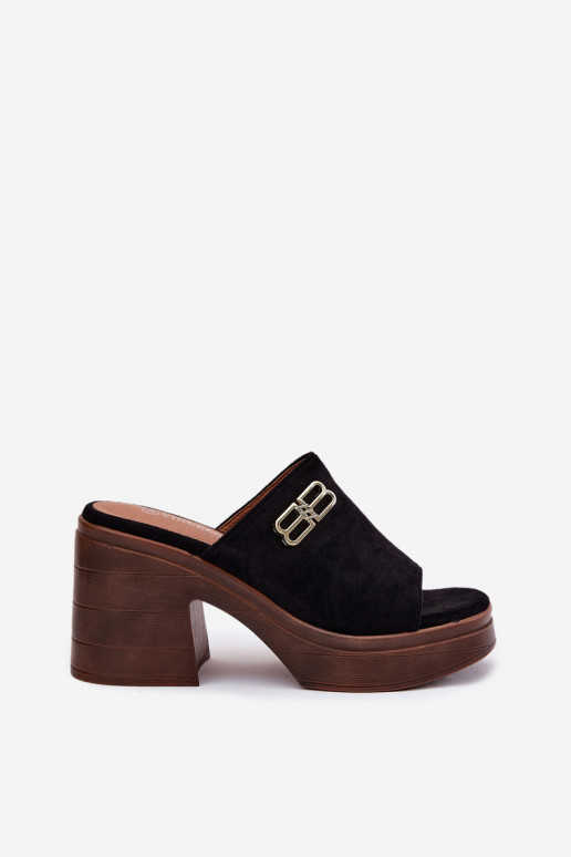 Dámske papuče Zapnuté masívnych opätkoch Ze zlatej farbym Detalem Vinceza 17400 čierna