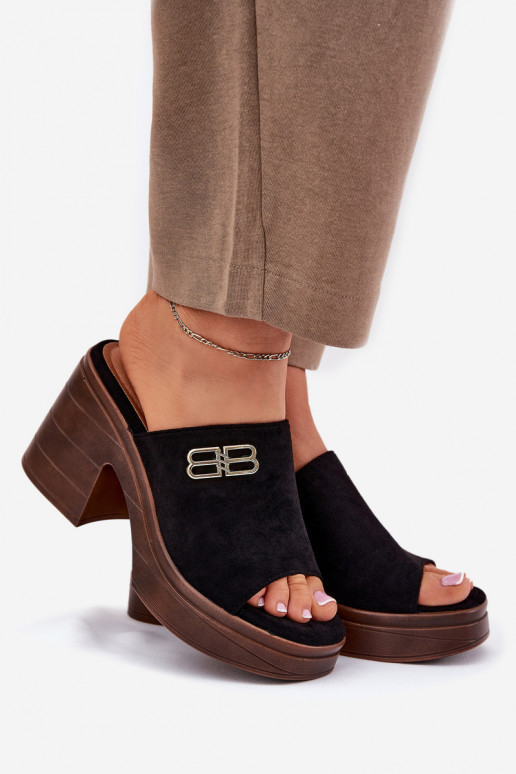 Dámske papuče Zapnuté masívnych opätkoch Ze zlatej farbym Detalem Vinceza 17400 čierna