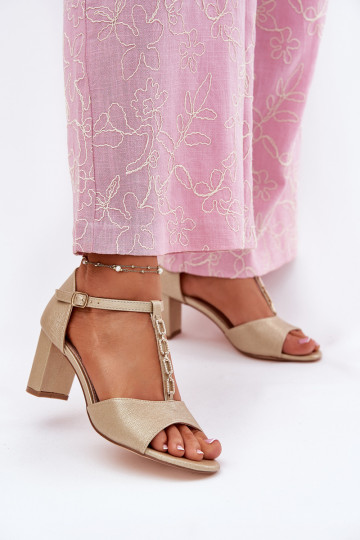 Dámske sandále na vysokom opätku so zdobenými podpätkami z eko kože zlatej farby Triavera 2