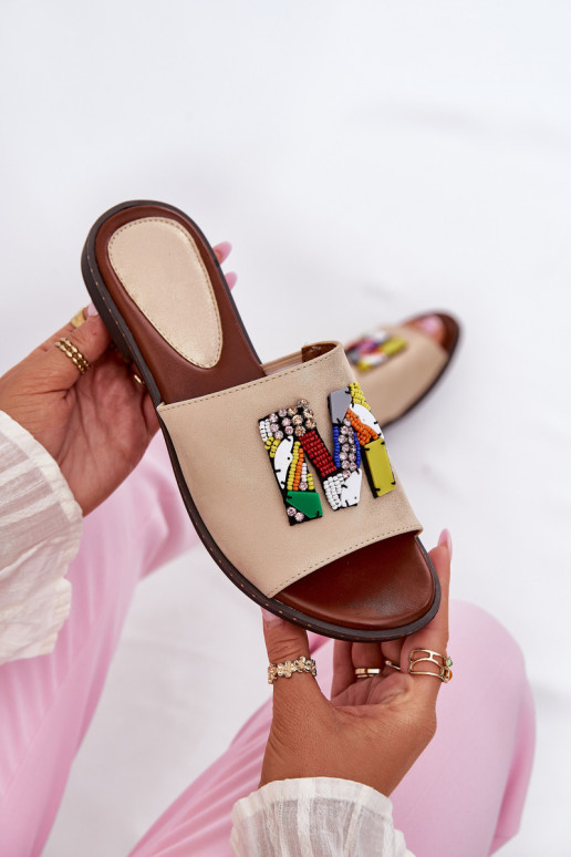 Dámske papuče so širokými podpätkami s ozdobami zlatej farby Clelione