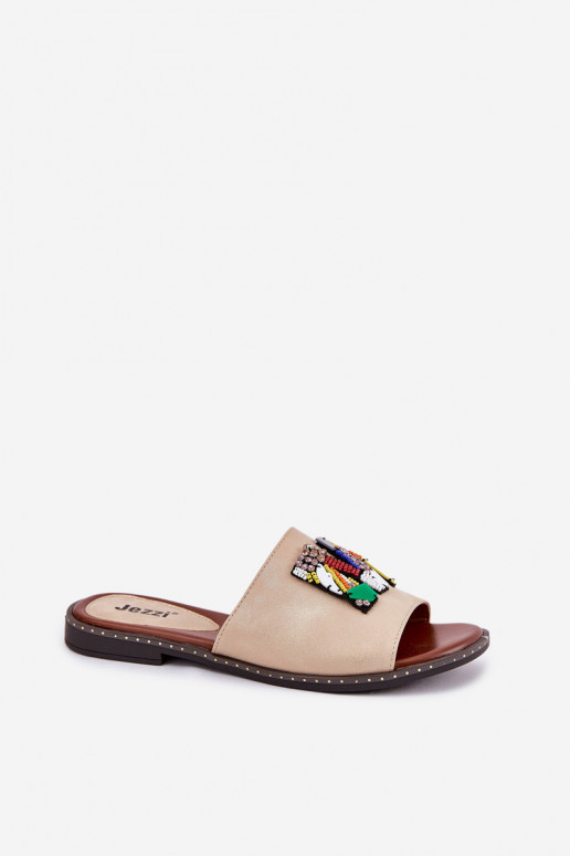 Dámske papuče so širokými podpätkami s ozdobami zlatej farby Clelione