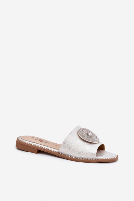 Dámske papuče so širokými podpätkami s ozdobami S.Barski KV51-013 strieborná farba Dámske papuče so širokými podpätkami s ozdobami S.Barski KV51-013 strieborná farba