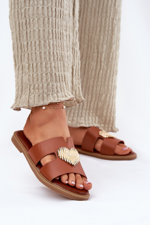 Dámske papuče so širokými podpätkami so zlatými detailmi Hnedá farba Karinma Dámske papuče so širokými podpätkami so zlatými detailmi Hnedá farba Karinma