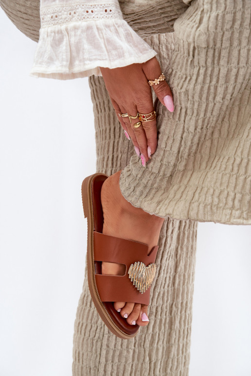 Dámske papuče so širokými podpätkami so zlatými detailmi Hnedá farba Karinma Dámske papuče so širokými podpätkami so zlatými detailmi Hnedá farba Karinma