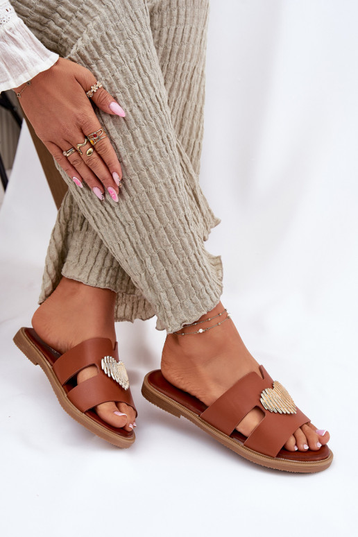 Dámske papuče so širokými podpätkami so zlatými detailmi Hnedá farba Karinma Dámske papuče so širokými podpätkami so zlatými detailmi Hnedá farba Karinma