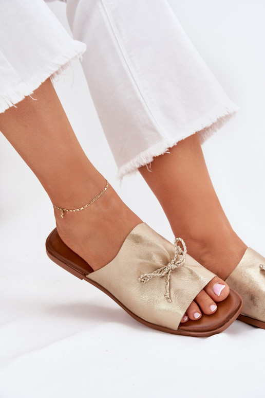 Dámske papuče so širokými podpätkami S Ornatem INiązaniem zlatej farby Norela