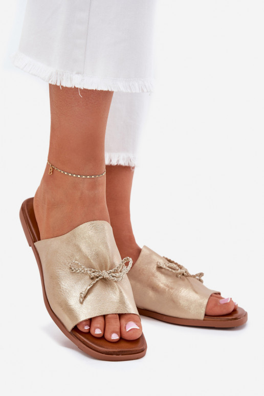 Dámske papuče so širokými podpätkami S Ornatem INiązaniem zlatej farby Norela