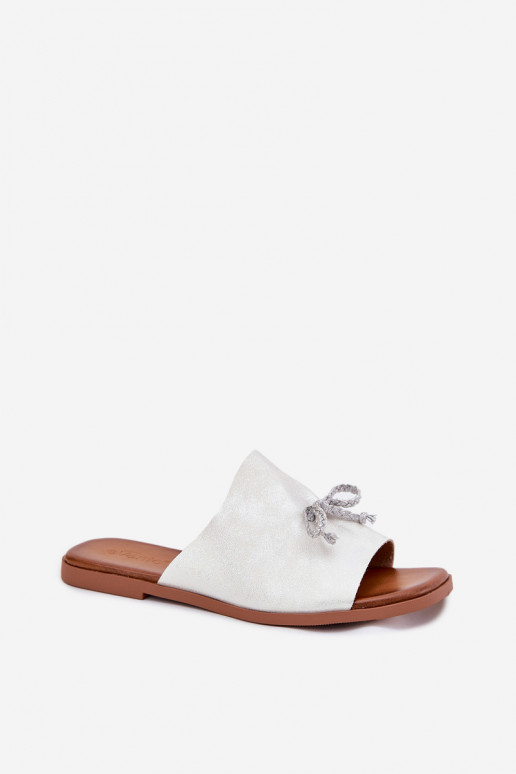 Dámske papuče so širokými podpätkami S Ornatem INiązaniem strieborná farba Norela