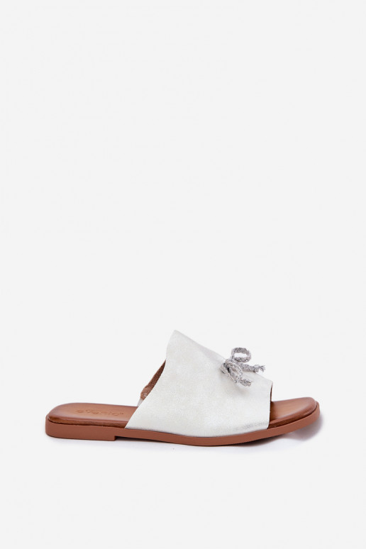 Dámske papuče so širokými podpätkami S Ornatem INiązaniem strieborná farba Norela