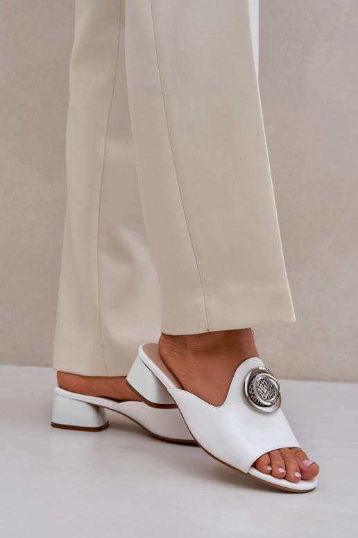 Biele elegantné dámske šľapky na...