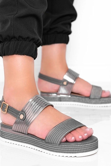 Sivé sandále na hrubej...