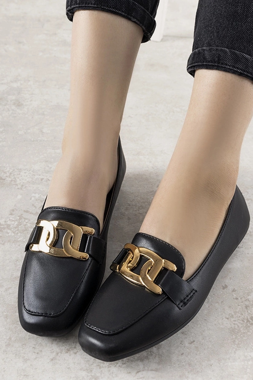 Čierne mokasíny so zlatou ozdobou,...