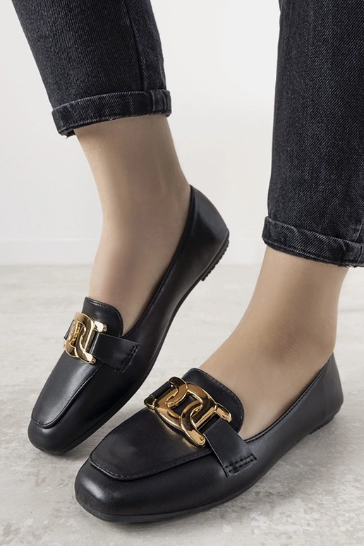 Čierne mokasíny so zlatou ozdobou,...