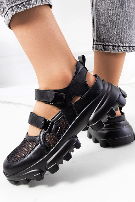 Čierne tenisky na masívnej podrážke,...