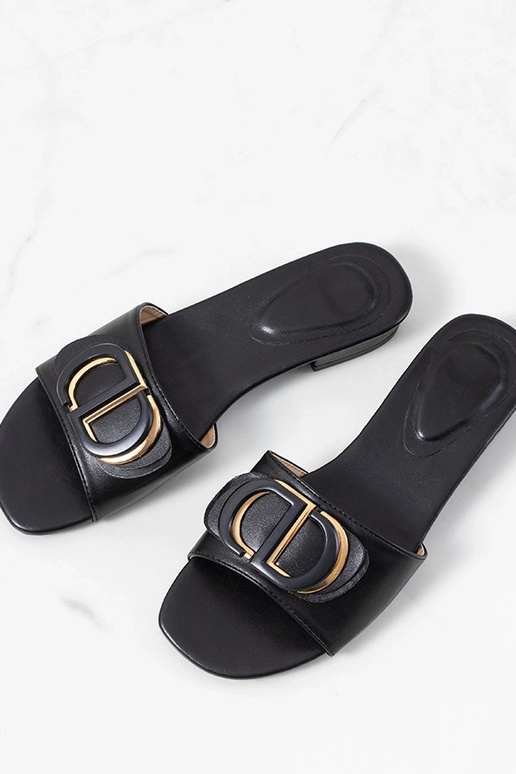 Čierne šľapky na plochom podpätku,... Čierne šľapky na plochom podpätku,...