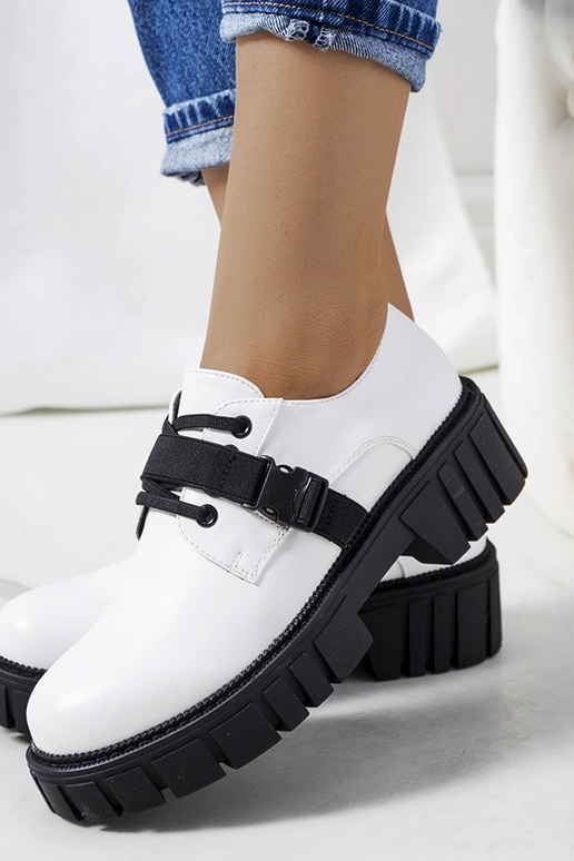 Biele topánky na traktorovej podrážke...