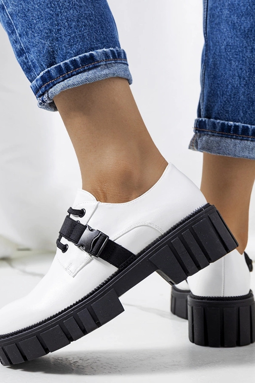 Biele topánky na traktorovej podrážke...