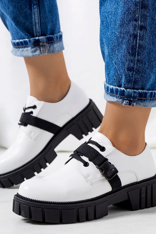 Biele topánky na traktorovej podrážke...