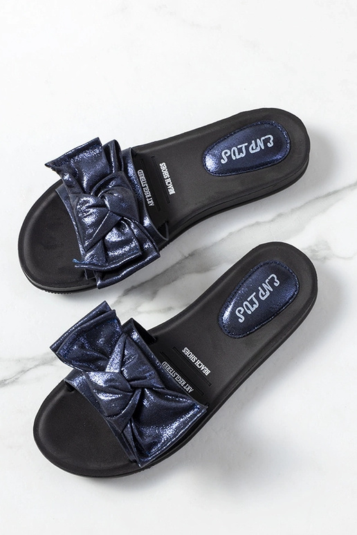 Námornícke modré šľapky s lesklou...