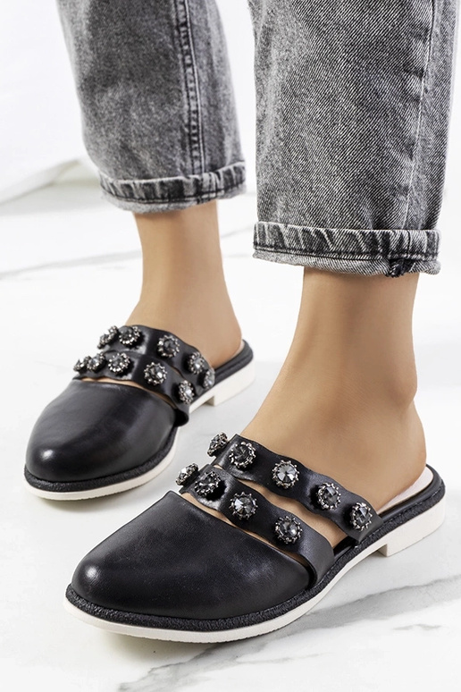 Čierne vybíjané šľapky Asselt