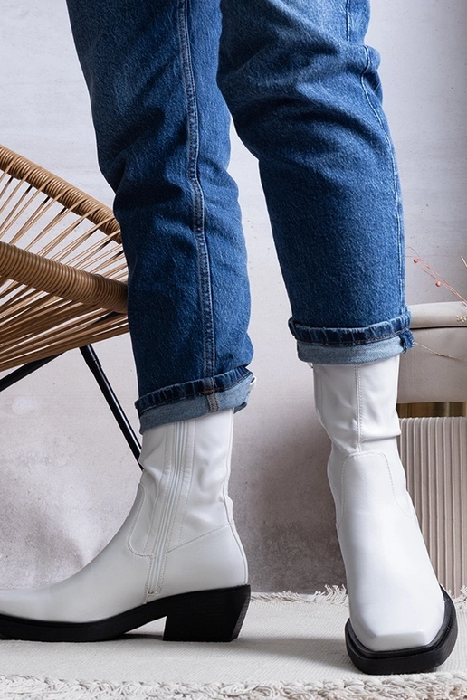 Biele čižmy na podpätku, „Marisa"