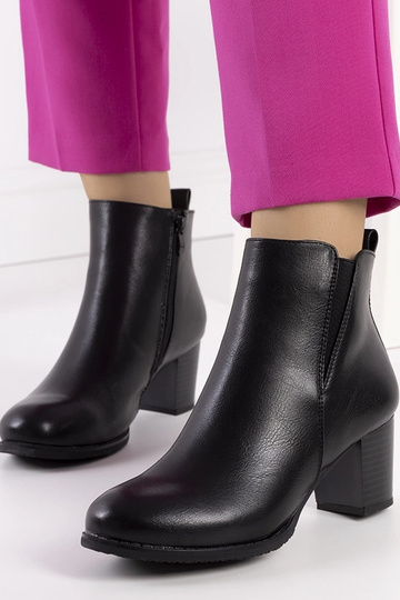 Čierne kotníkové topánky na...