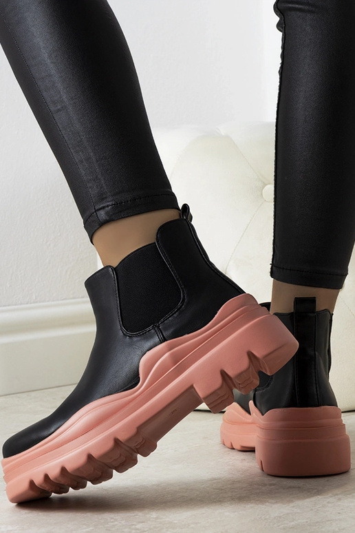 Čierne kotníkové topánky na ružovej...