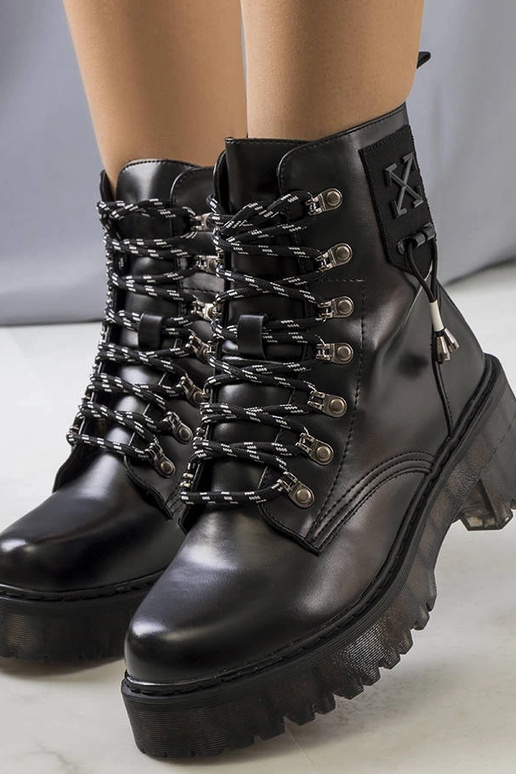 Čierne členkové čižmy s ozdobným...