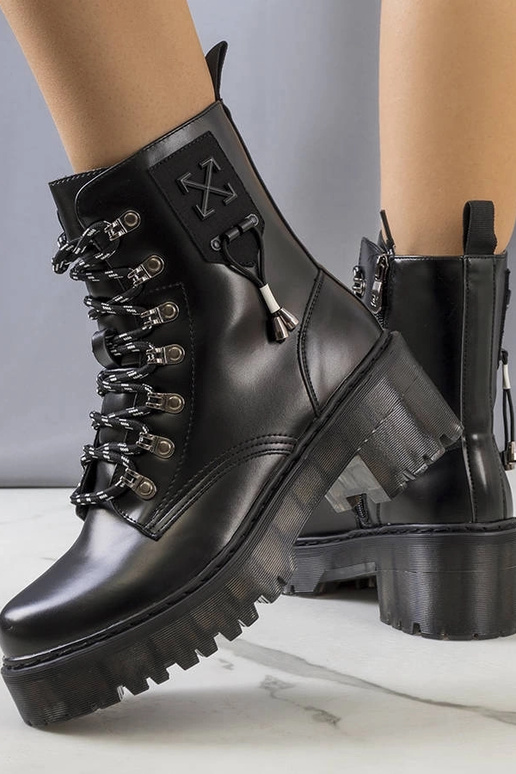 Čierne členkové čižmy s ozdobným...